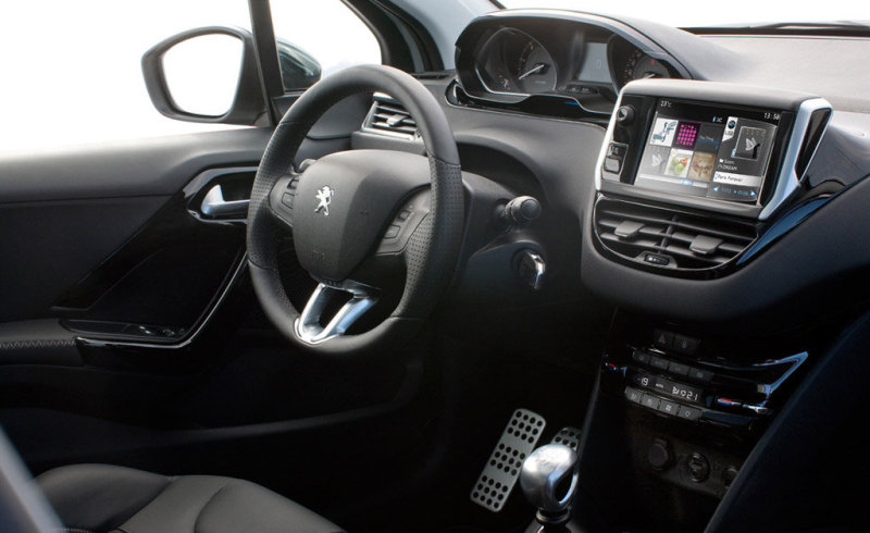 У 208-го неординарный дизайн передней панели с приподнятым кластером приборов (Head-Up Instrument Panel)