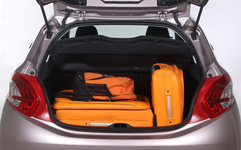 Багажный отсек довольно вместителен, но не особенно удобен в пользовании