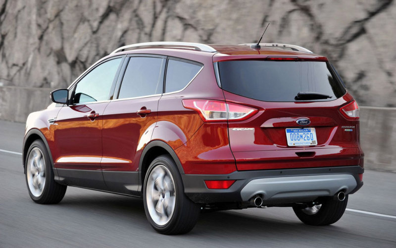 На взгляд с «кормы», новый фордовский «спорт-хозяйственник» уже не перепутаешь с «Фокусом».