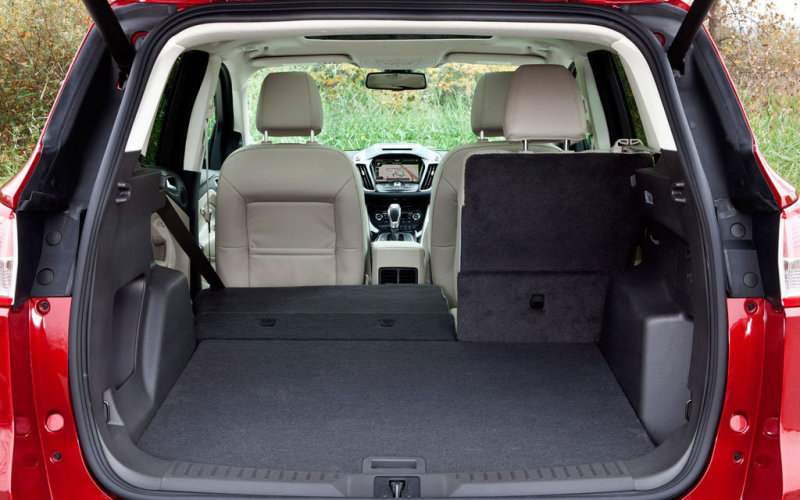 У нового Escape вместительный и гибко вариабельный багажный отсек.