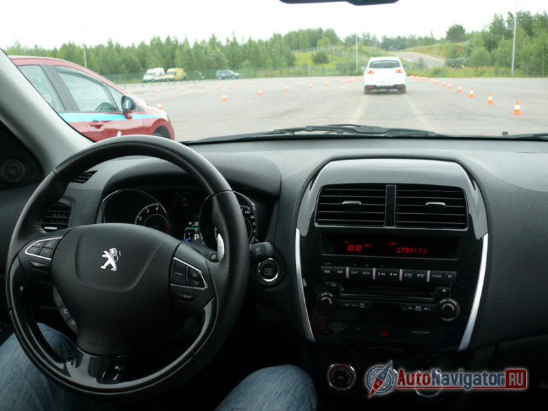 Дизайн интерьера и качество материалов, увы, перекочевали с ASX. Изменений, кроме логотипа, нет