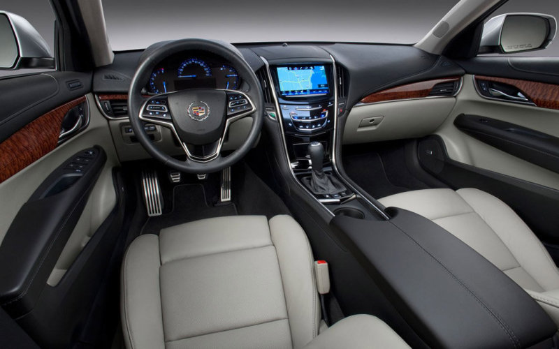 «Кокпит» оформлен сдержанно, но со вкусом - в спортивном ключе