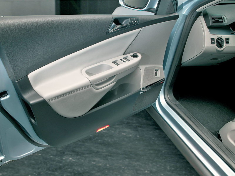 У B5-го ручка двери была из натурального дерева. Хорошо, что перестали портить лес, из-за таких мелочей