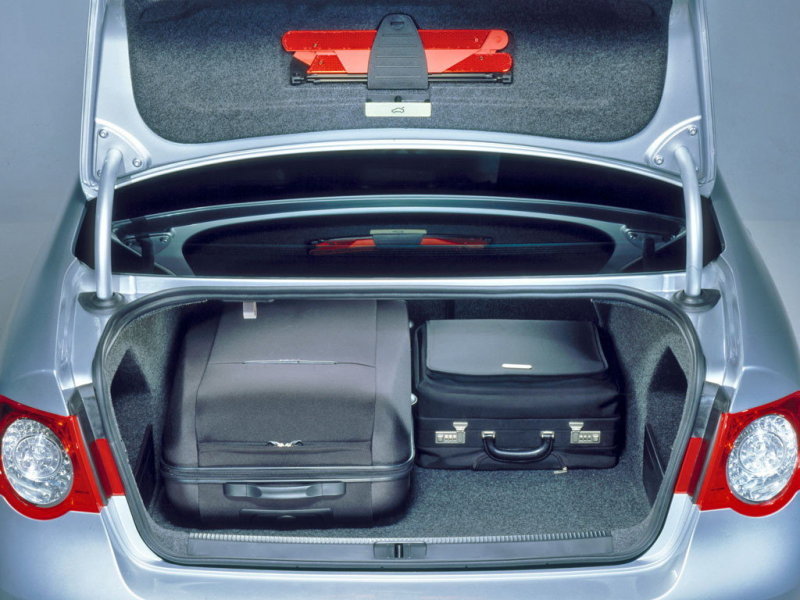 Пространство багажника тщательно продумано и очень вместительно