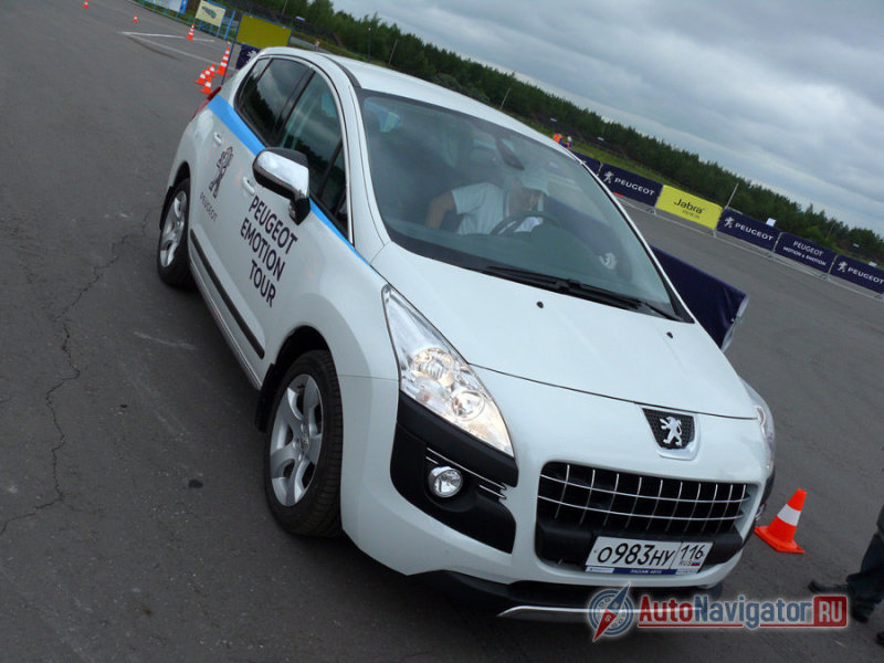 У него та же силовая структура кузова, те же моторы и, не считая гибридной версии, только передний привод, как у хэтчбека