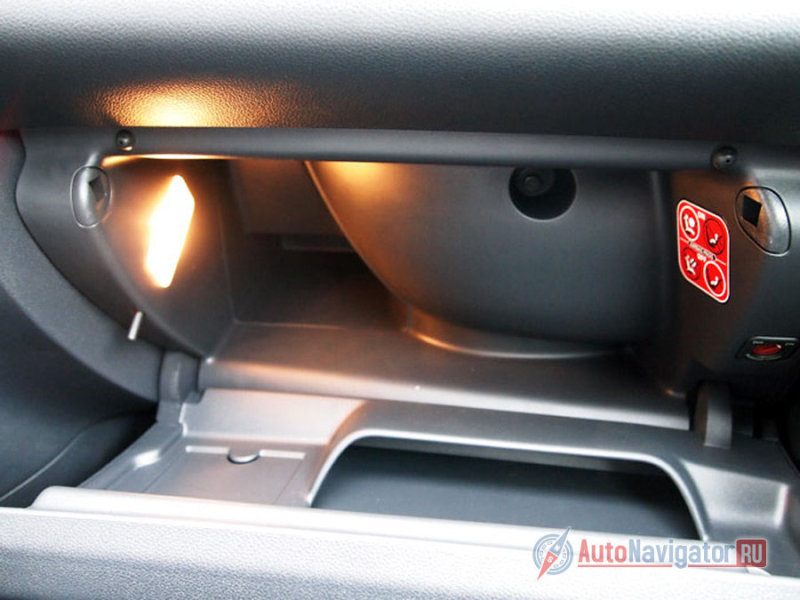 "Бардачок", расположенный в привычном месте, удивляет скромностью размеров