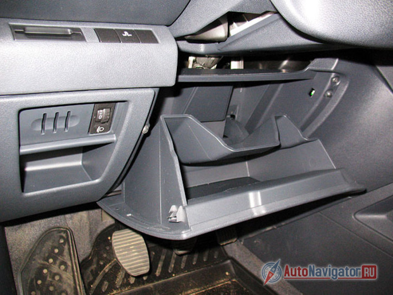 Настоящий "бардачок" находится у водителя – под рулевой колонкой