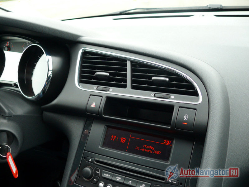 У богатой версии 3008-го вместо ниши - нарядные клавиши-тумблеры