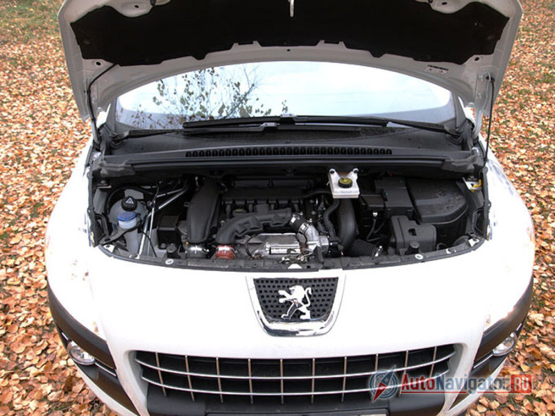 Для столь подтянутого шасси идеально походит столь же бодрый турбомотор. Это тот самый двигатель, сделанный усилиями Peugeot-Citroen, BMW. В паре с турбиной работает двигатель объемом 1600 кубов. 150 сил этого агрегата хватает с запасом всегда. Увы, но столь благодатные технические характеристики сказались на ресурсе мотора. Машины первых лет пугали ничтожностью пробега, пройденного до вынужденного ремонта. Более свежие автомобили на их фоне выглядели не убиваемыми, но по сути тоже не блистали надежностью, как и аналогичный атмосферник 1,6л (120 л.с.).