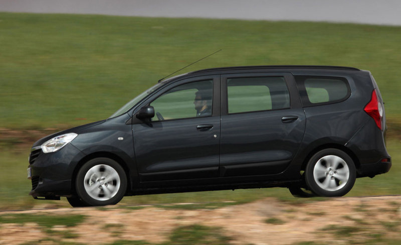 В профиль однообъемник выглядит солидно: где-то даже грузный автомобиль