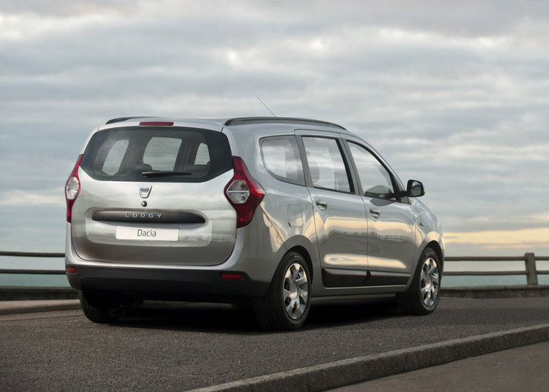 С «кормы» Lodgy выглядит по-своему привлекательно