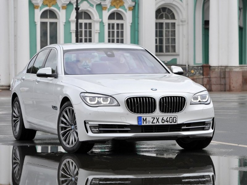 BMW 7 Series 2013: Король получил обновку