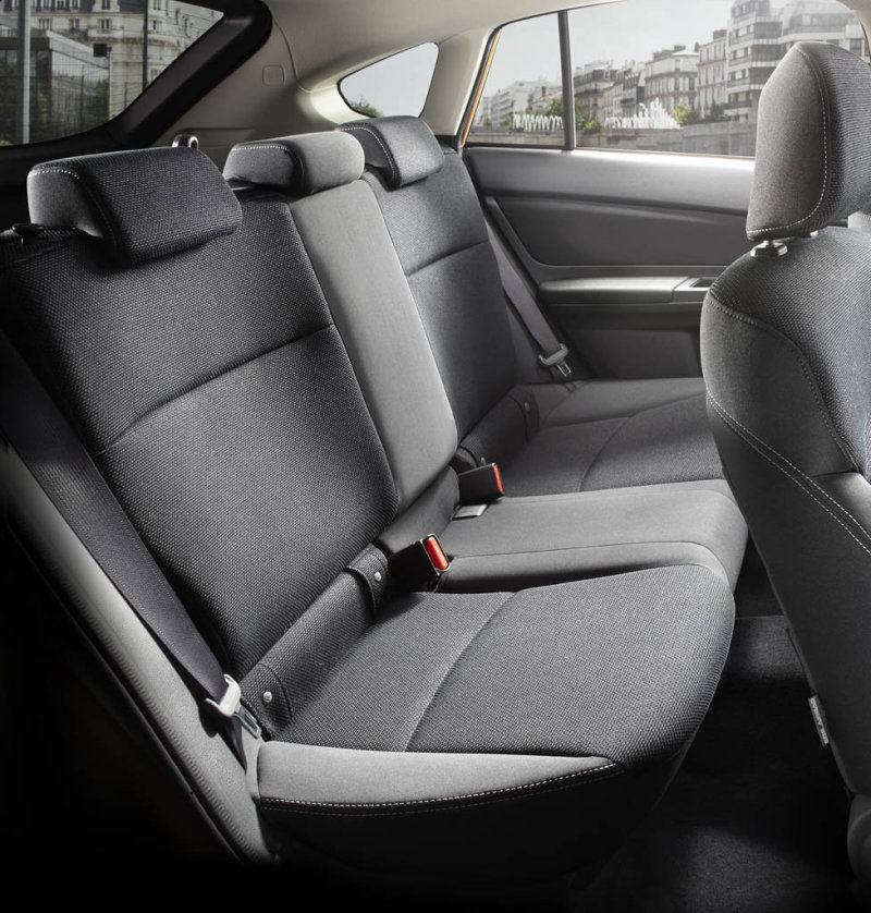 Во 2-м ряду удобно устраиваются трое взрослых – не слишком высокого роста