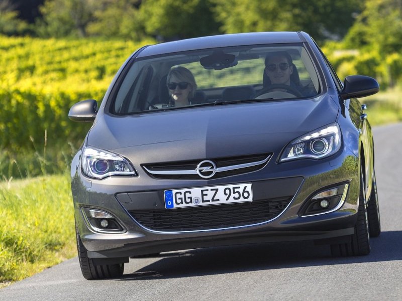 Opel Astra Sedan 2013: Услада для русских