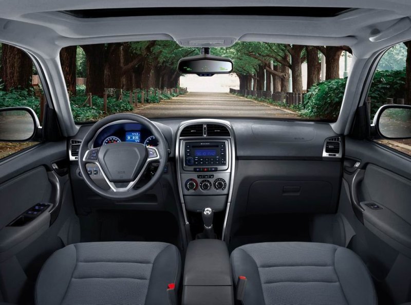 В глаза бросается переработанная центральная консоль