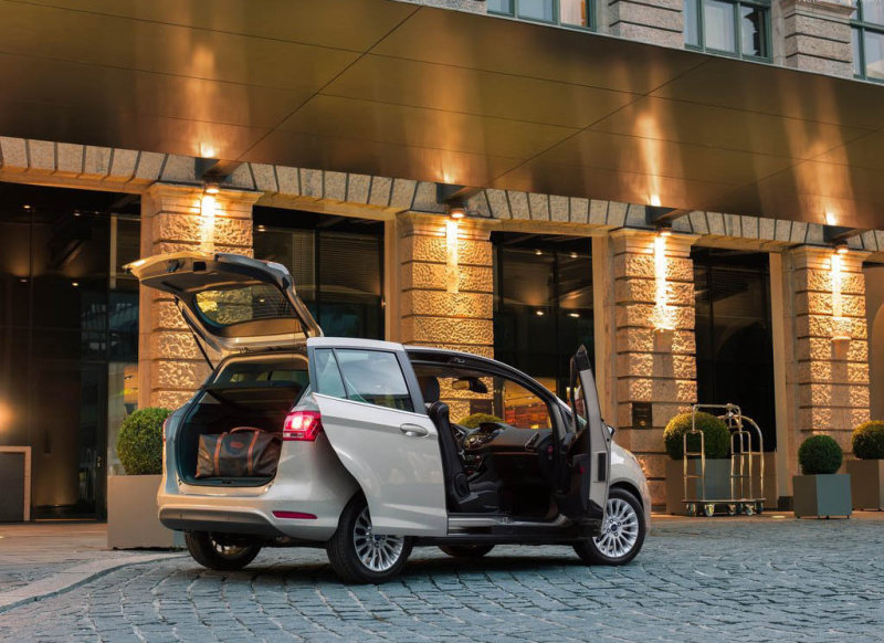 Уникальная система Easy Access Door делает доступ к 2-му ряду сидений на редкость удобным - как и погрузку-выгрузку поклажи