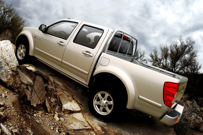 Неплохие внедорожные качества автомобиля подтверждаются наличием понижающей передачи