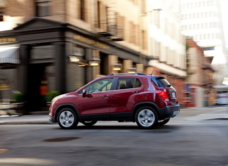 Раздутые колесные арки придают Chevrolet Tracker некоторое сходство с бодибилдерами