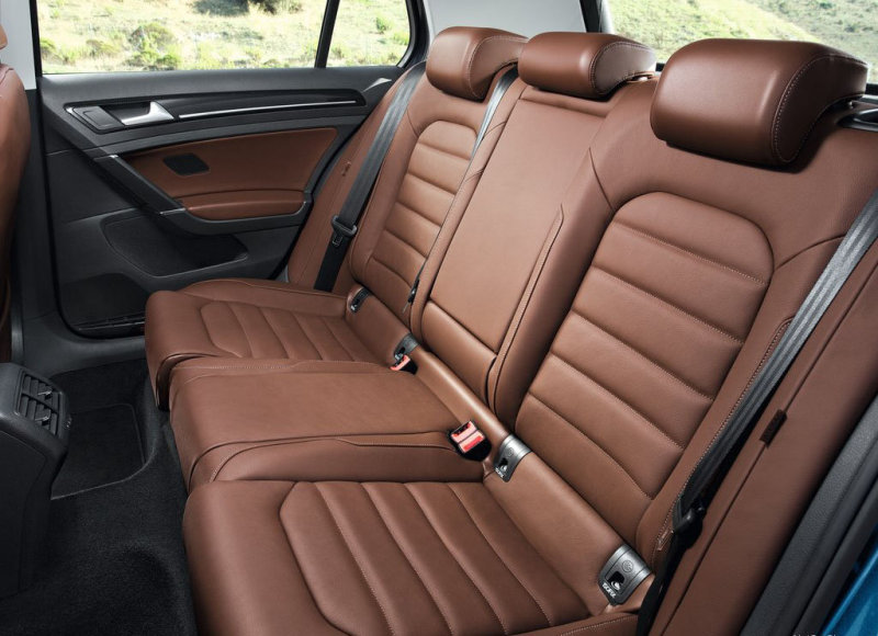 Во 2-м ряду устраиваются трое взрослых, а вдвоем просторно и удобно