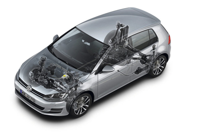 Ходовая оформлена в двух вариантах (здесь кинематически совершенная задняя подвеска на двойных поперечных рычагах)