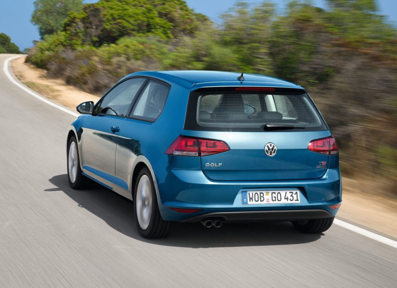 В версиях с мощными двигателями «корму» украшает сдвоенный выхлоп