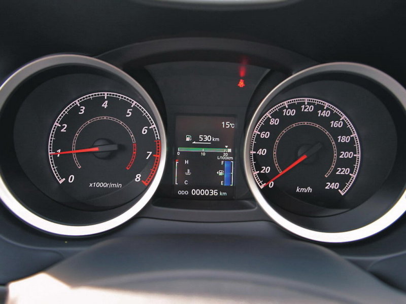 В 2011 году Outlander поделился своими указателями также, как однажды Lancer стал для него донором лицевой части кузова