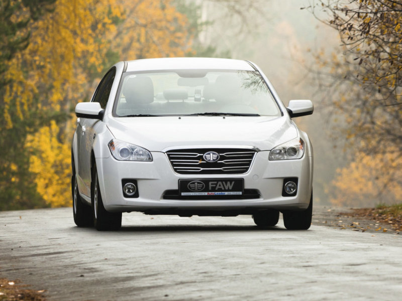 Раскосая головная оптика и большая хромированная радиаторная решетка прекрасно дополняют друг друга