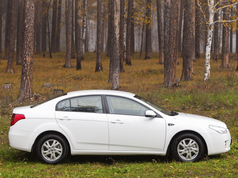 Профиль стоит похвалить за низкие наклоны стоек крыши, и конечно же за выштамповки на дверях и задних крыльях