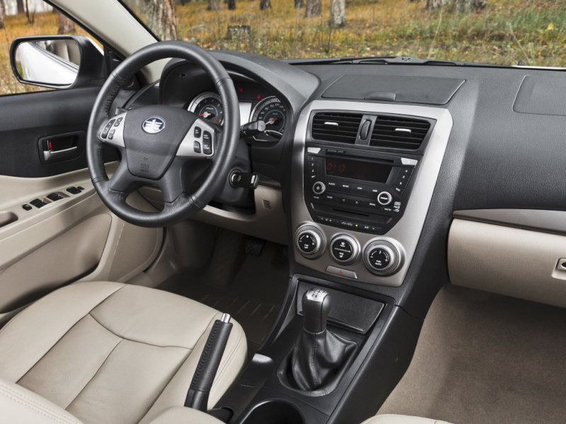 Вменяемое качество отделочных материалов и неплохое оснащение. Кстати, стартовая цена за версию с "механикой" составляет 549 тысяч