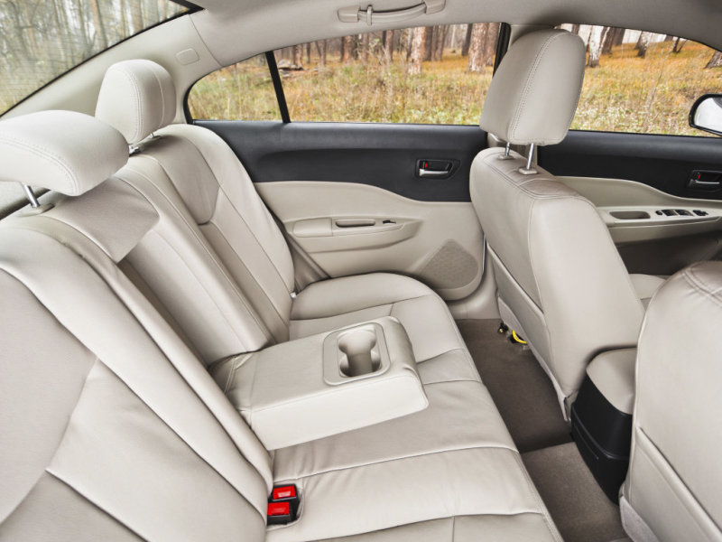 На заднем ряду довольно просторно, к услугам пассажиров - выдвижной подлокотник