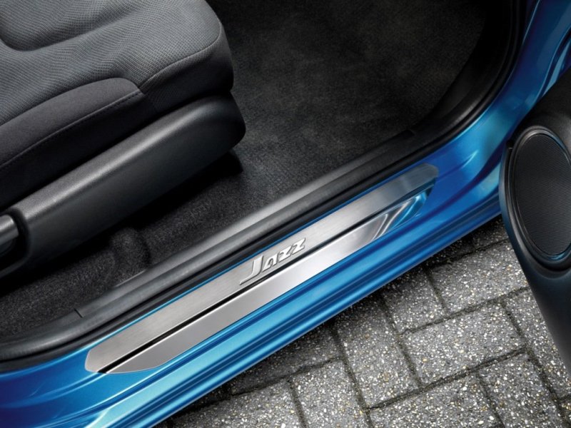 Изящная накладка на пороге радует глаз при открывании передней двери