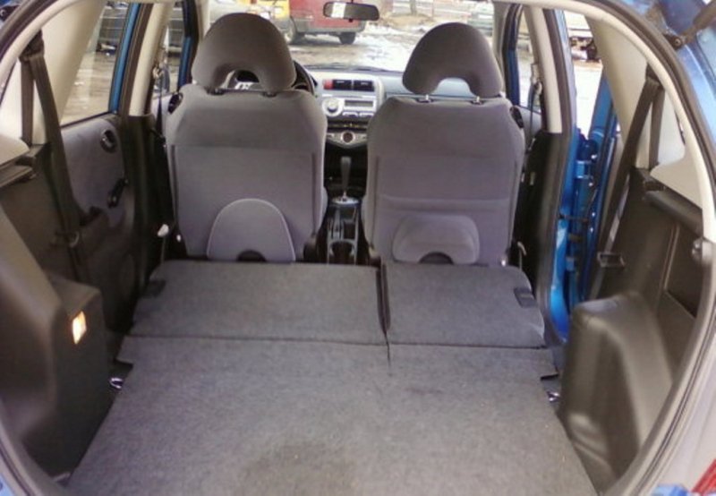 Сиденья способны складываться в ровный пол, что дает возможность перевозки крупногабаритных грузов