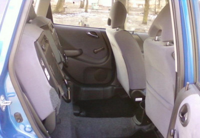 Также задние сиденья могут подниматься вверх, образовывая свободный пролет