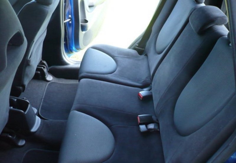 Взрослым пассажирам втроем сзади будет немного тесновато