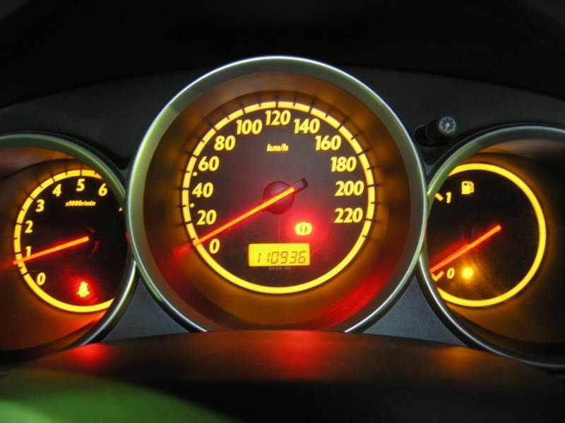 Циферблаты выполнены в глубоких колодцах, как в спортивных машинах и имеют агрессивную оранжевую подсветку