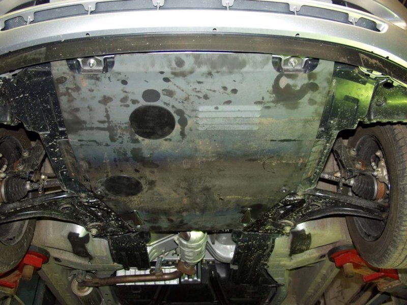 Стальная защита передней части (картеров) – суровая необходимость, вызванная малой величиной дорожного просвета