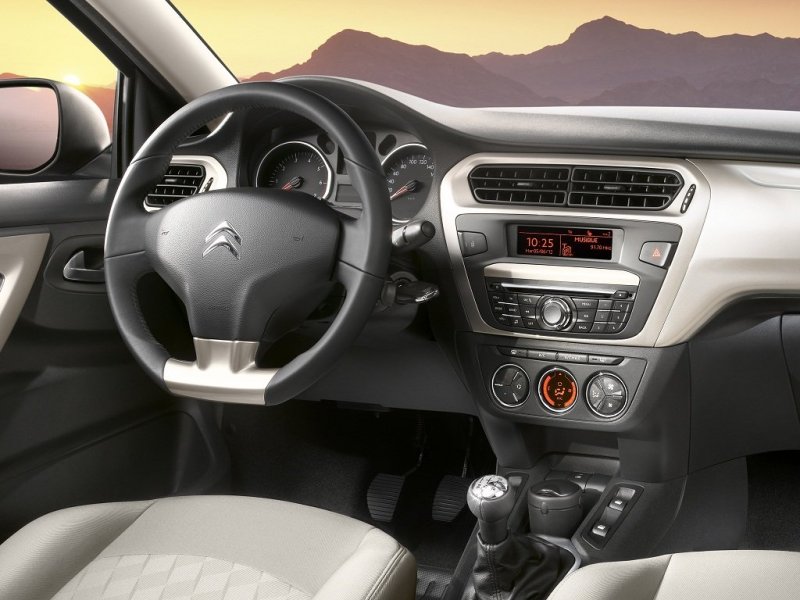 Оформление передней панели очень стильное