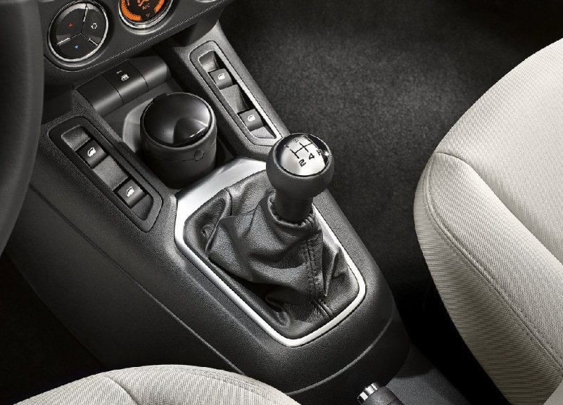 Обратите внимание на удобное расположение кнопок электростеклоподъемников