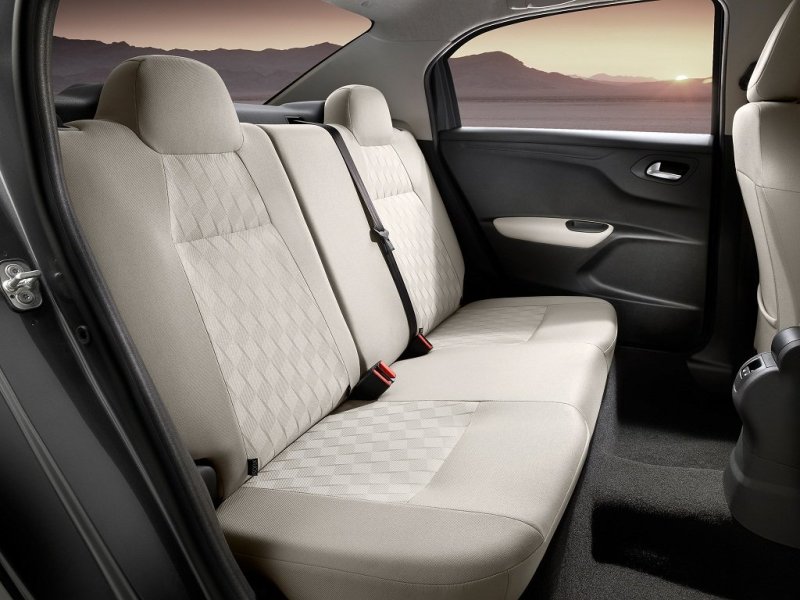 Второй ряд просторен, вот только места для головы недостаточно