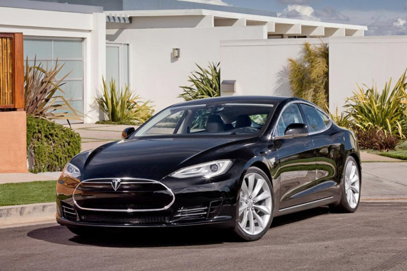 Во внешности Model S просматривается что-то от нового «ягуара» XF