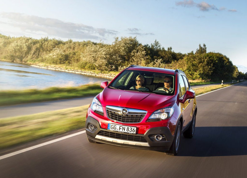 Передок Mokka выглядит тяжеловато, но нисколько не конфликтует с обликом «переходника»