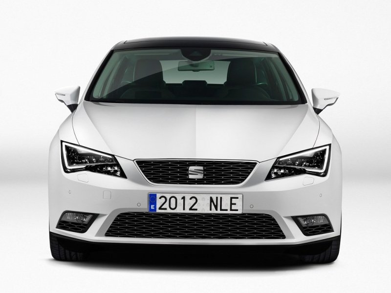 Носовая часть SEAT Leon выглядит весьма выразительно и привлекательно