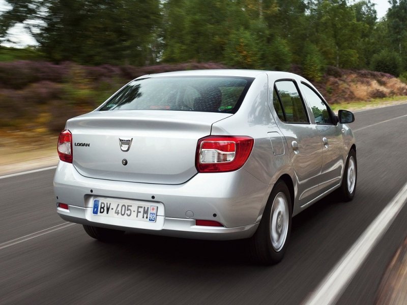 Задняя оптика стала совершенно иной, а крышка багажника визуально умерила свою высоту