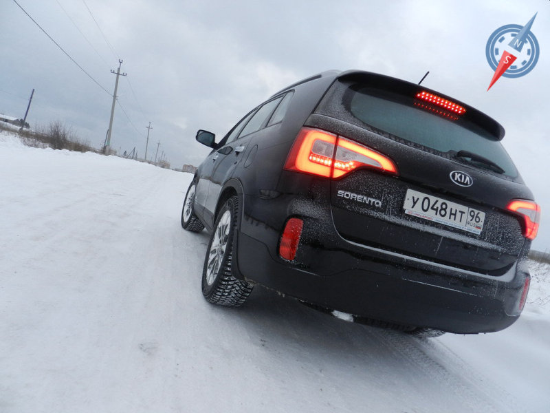 Абсолютно новая задняя оптика наконец-то позволила легко визуально отличать Sorento от старшего брата по концерну – Mohave