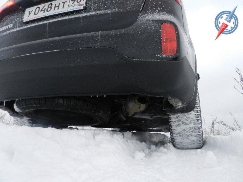 Под задним свесом прячется запасное колесо. Однако параметры геометрической проходимости оно не портит