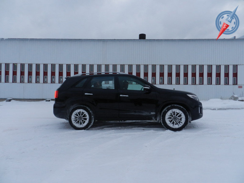 Большая колесная база (2700мм) обеспечивает достойную курсовую устойчивость и вероятность повиснуть «на брюхе» в местах перепада грунта