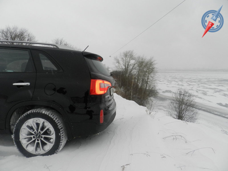 Маневрировать на бездорожье без боязни упасть с обрыва обеспечивают чувствительные парктроники и камера заднего вида