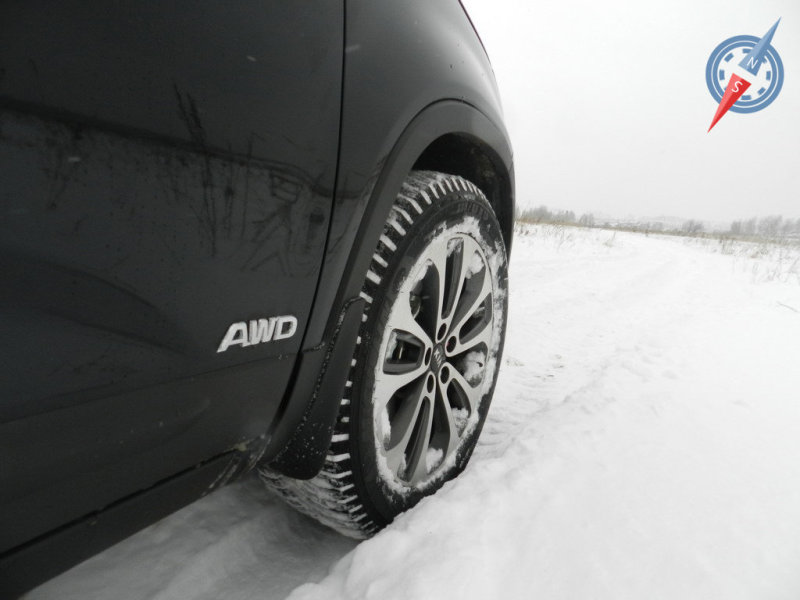 Шильдик AWD говорит о наличии полного привода. Он придуман неспроста, т.к. есть вариант с приводом на переднюю ось