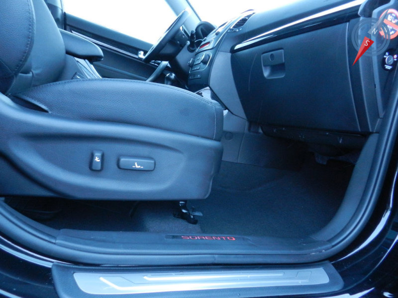 Пассажирское сидение, на фоне водительского, чувствует себя «бедным родственником»