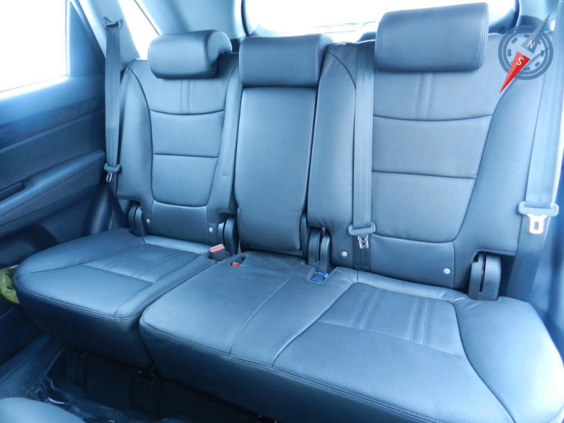 Места на втором ряду сидений хватит и троим, но посередине сидеть будет не слишком удобно